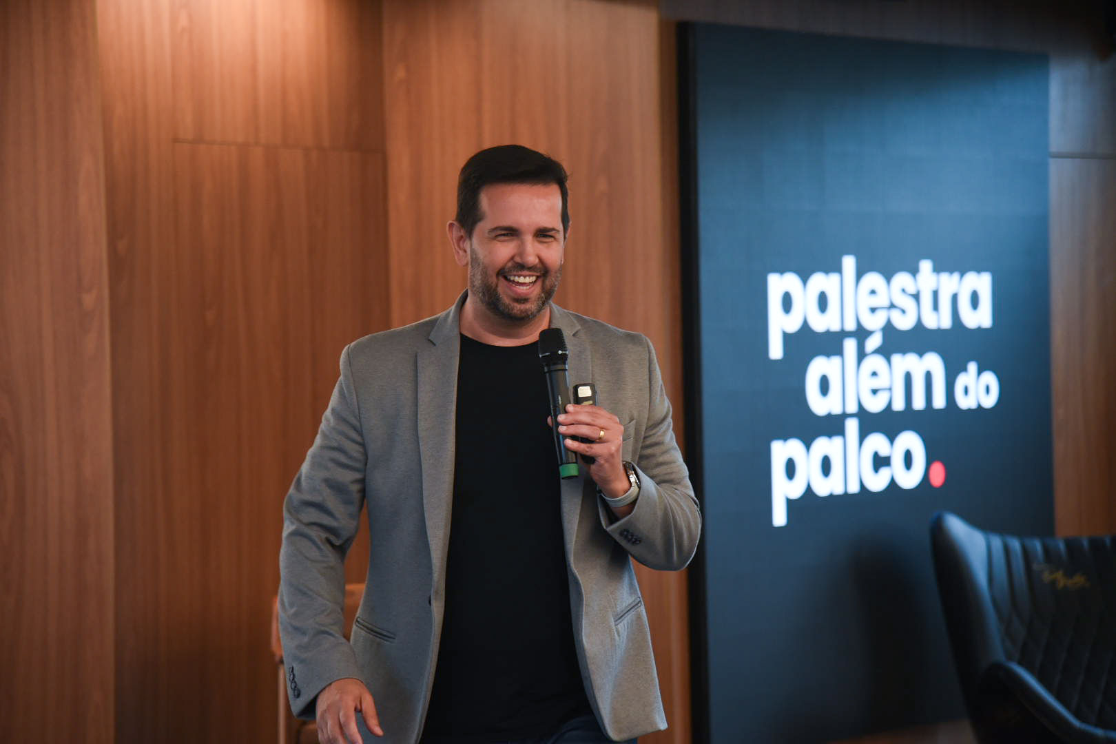Dennis Penna no palco do Palestra Além do Palco