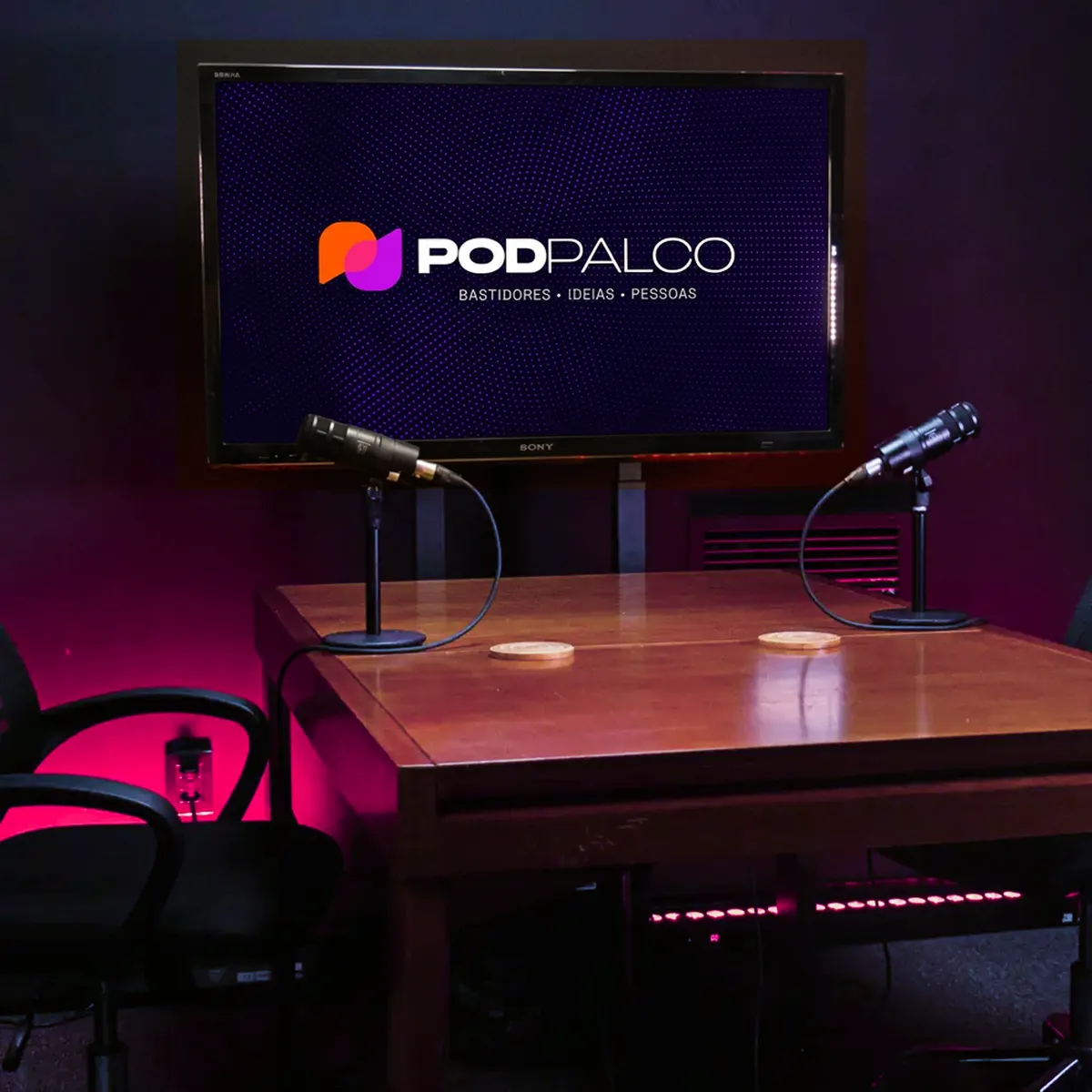 Estúdio do PodPalco com dois microfones e a marca na tela